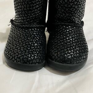 UGG Kids Classic II Gel Heart Black Textured Boots Baby Girl Size 6